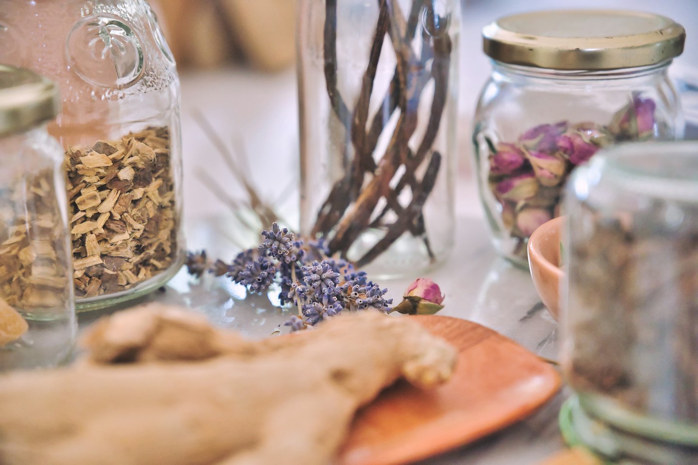 Natural ingredients including lavender, ginger, and vanilla beans for aromatherapy.